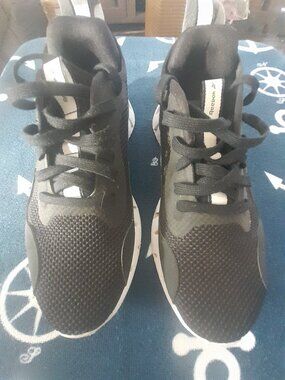 Women's zig zag black and white tennis size 8.5